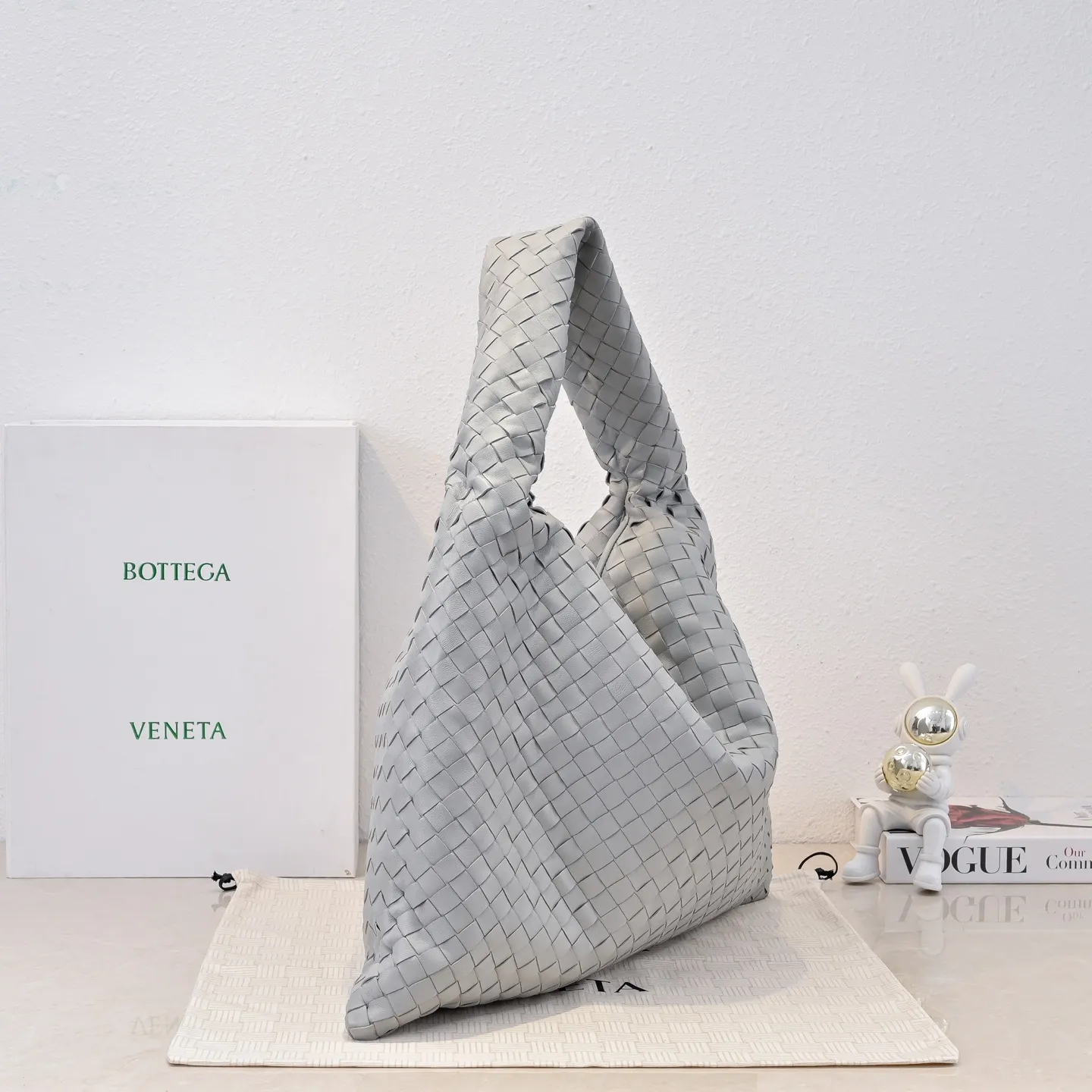 Batch 2160 #Bv Yangjin large size HOP cowhide, the bag body and handles are made of a whole piece of woven leather. The bag body is soft and lazy. Hop symbolizes the praise of innovation and eternal craftsmanship [love]. The pyramid silhouette combines practicality and fashion. Modern and casual, the bag mouth is double-sided closed design, more convenient and safe! Made of soft cowhide and full of texture, this is a must-have for fashionable ladies who like minimalism, comfort and casualness! Model: 3970 Dimensions: 54x24x13